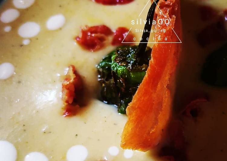Crema de calabacín, topping de jamón, tosta y pimiento del padrón