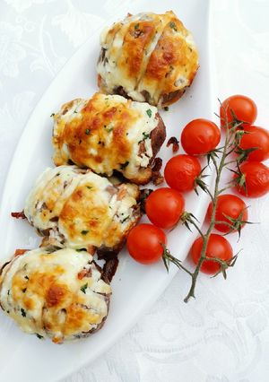 Sajttal, sonkával töltött burgonya recept fotója