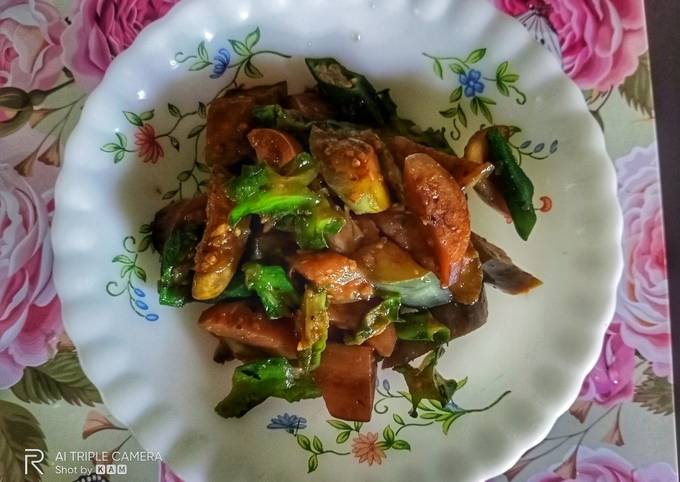 Sayur terung goreng bersama bendi dan kacang botol