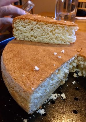 Una foto de Bizcochuelo casero 🍰 súper fácil sin leche