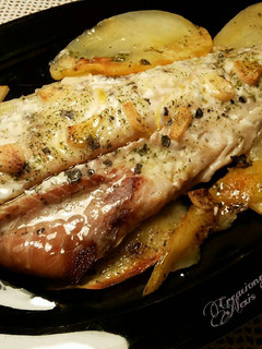 Una foto de Merluza del pincho al horno, con patatas y ajos