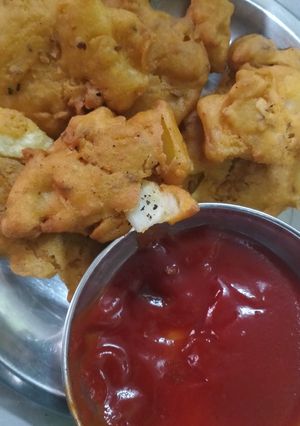 आलू के पकौड़े (Aloo ke pakode recipe in hindi) रेसिपी मुख्य फोटो