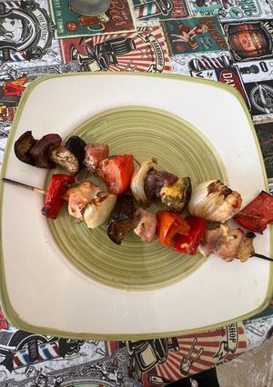 Una foto de Brochets de verdura, carne y pollo