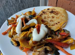 Una foto de Vegetales salteados con salsa soja dulce y picante🥘🥙🌮