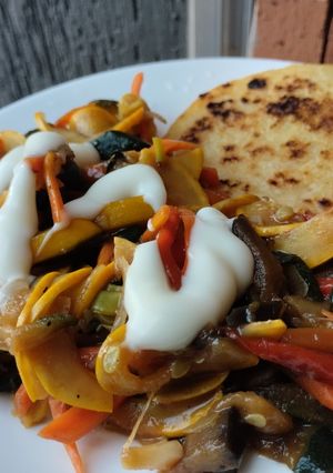 Una foto de Vegetales salteados con salsa soja dulce y picante🥘🥙🌮