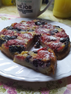 Una foto de Clafoutis de Arándanos y Frutillas