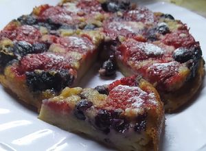 Una foto de Clafoutis de Arándanos y Frutillas