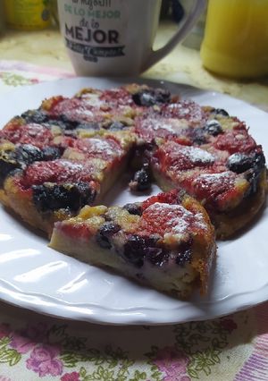 Una foto de Clafoutis de Arándanos y Frutillas