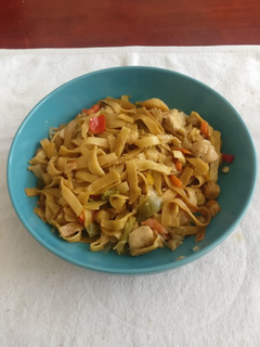 Una foto de Tallarines con verduras y pollo