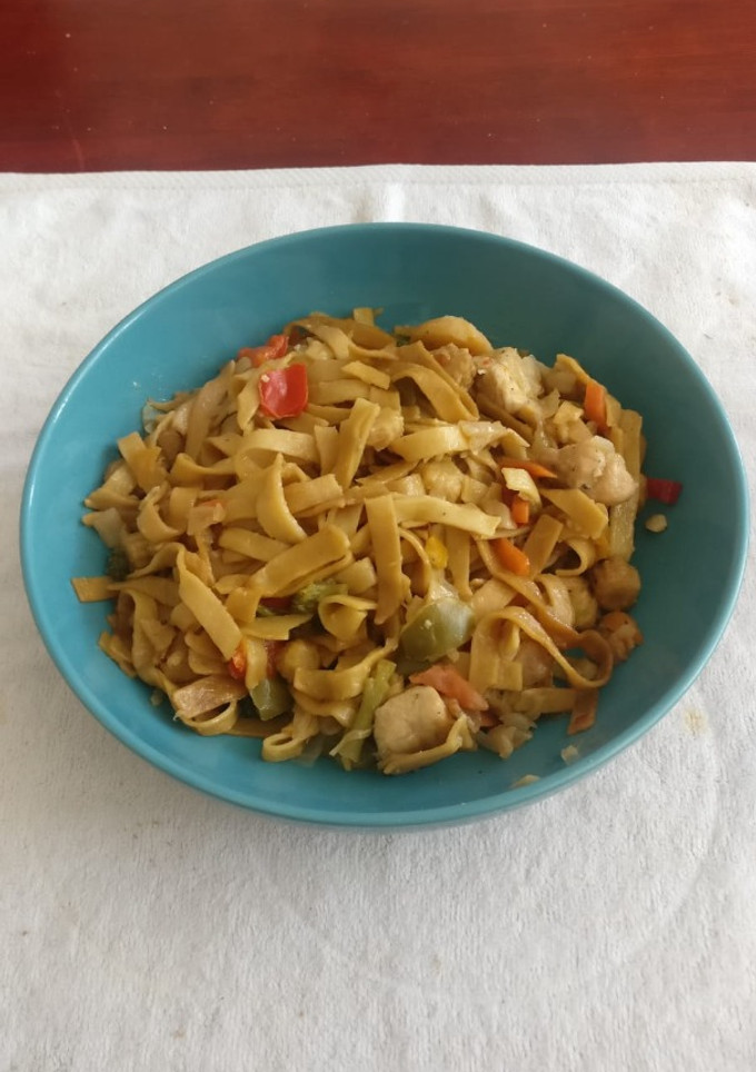 Una foto de Tallarines con verduras y pollo