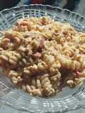 Macarrão cremoso com tomate e ovo
