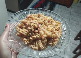 Macarrão cremoso com tomate e ovo