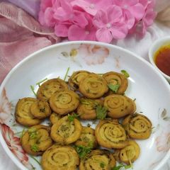 A picture of Winter Special Methi Mathri.