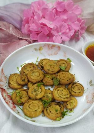 A picture of Winter Special Methi Mathri.