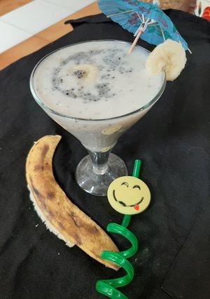 बनाना चिया स्मूदी(Banana Chia Smoothie recipe in hindi) रेसिपी मुख्य फोटो