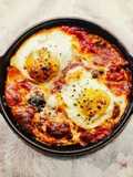 Uova in cocotte con pomodoro, provola e olive leccino