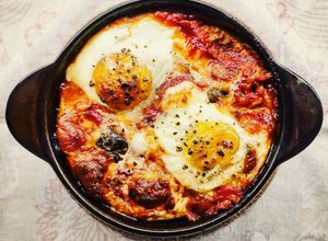 Foto di Uova in cocotte con pomodoro, provola e olive leccino