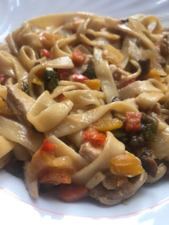 Una foto de Tallarines con pollo