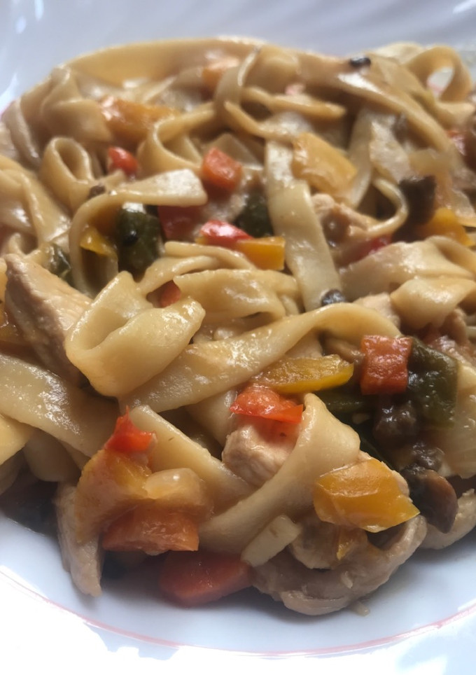 Una foto de Tallarines con pollo