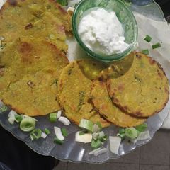 A picture of Spring Onion Coin Paratha.