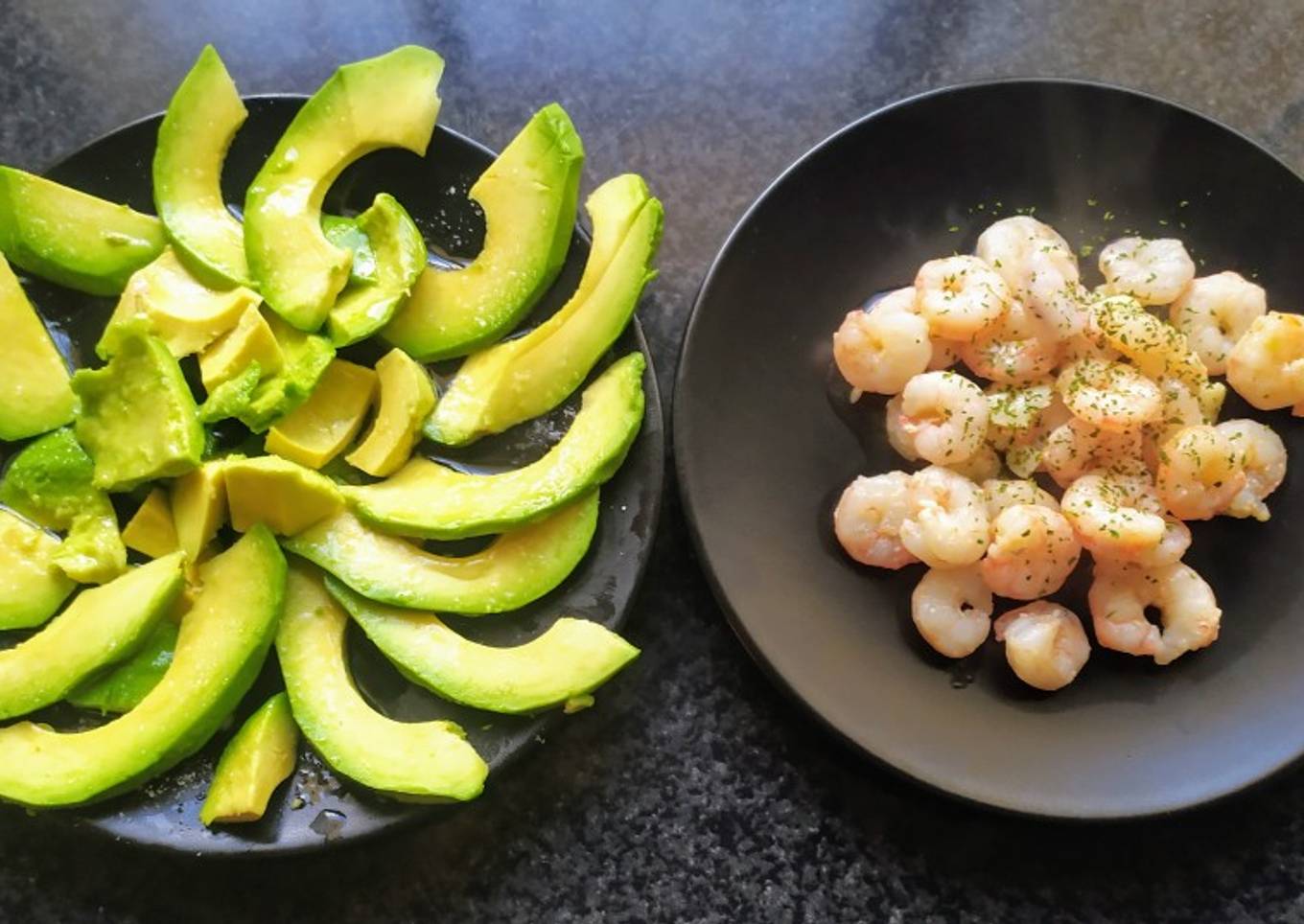 Gambas al ajillo y ensalada de aguacate