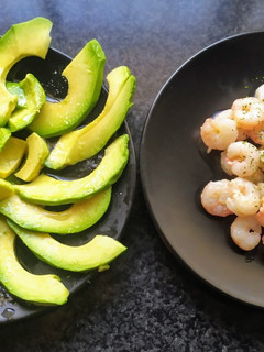 Una foto de Gambas al ajillo y ensalada de aguacate