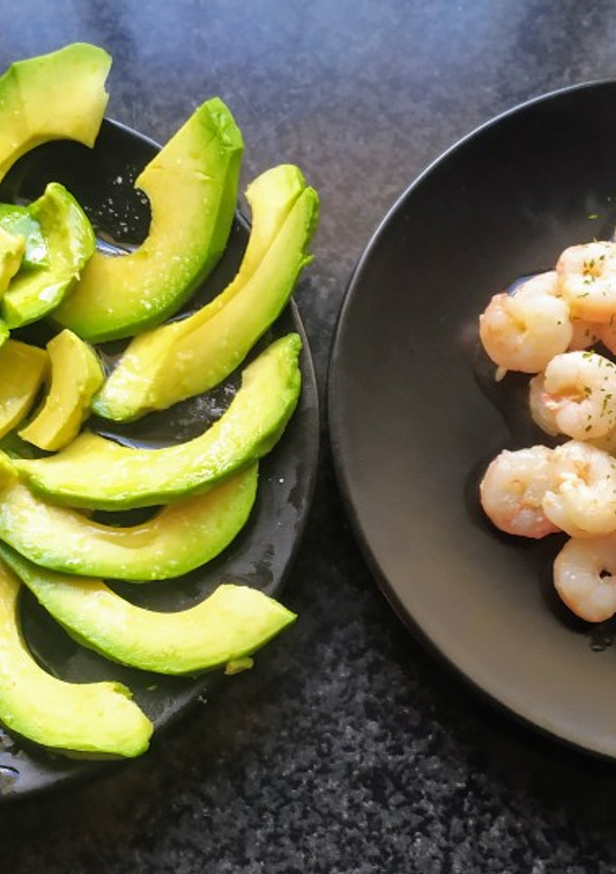 Una foto de Gambas al ajillo y ensalada de aguacate