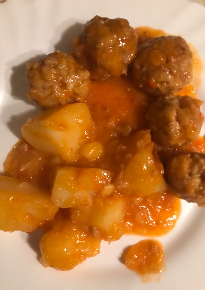 Una foto de Albóndigas con patatas