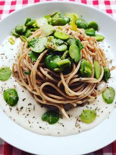 Foto di Spaghetti con fave, cipollotti e crema di parmigiano
