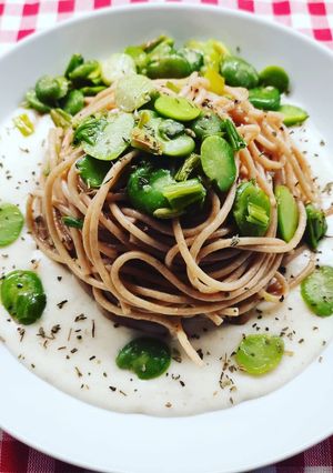 Foto di Spaghetti con fave, cipollotti e crema di parmigiano