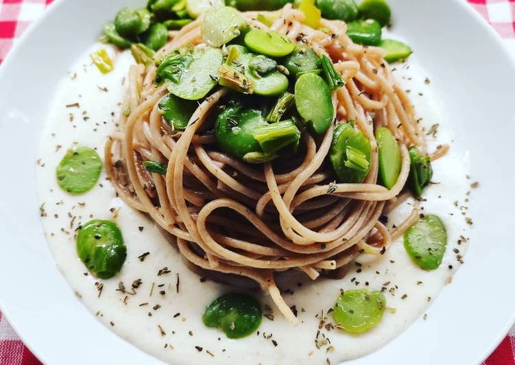 Spaghetti con fave, cipollotti e crema di parmigiano