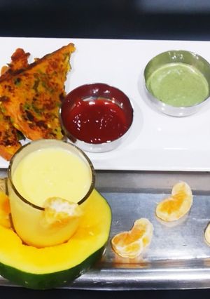 નમકીન ફ્રેંચ ટોસ્ટ વીથ પપૈયા સ્મુધી (Namkeen French Toast With Papaya Smoothie Recipe In Gujarati) રેસીપી મુખ્ય ફોટો