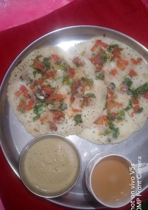 A picture of Rava uttapam with Peanut Chutney.