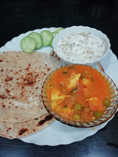 A picture of Fulka with Matar Paneer.