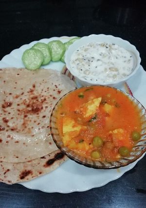 A picture of Fulka with Matar Paneer.