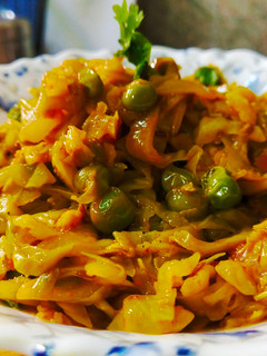 કોબી વટાણા નું શાક (Kobi Vatana Sabji recipe in Gujarati) રેસીપી મુખ્ય ફોટો