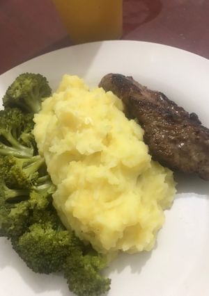 Una foto de Carne Frita, puré de papa y brócoli