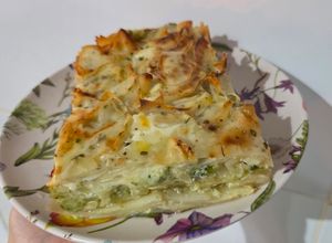 Una foto de Milhoja de papa zucchini y brócoli