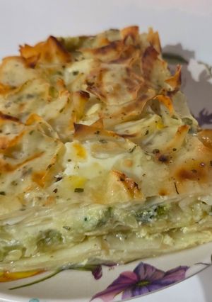 Una foto de Milhoja de papa zucchini y brócoli