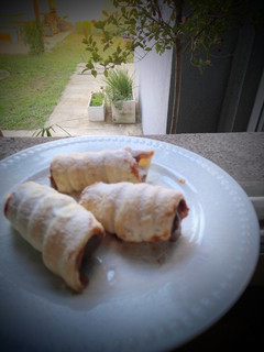 Una foto de Cañoncitos de Dulce de Leche con tapa de pascualina