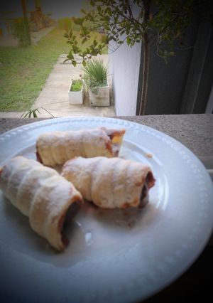 Una foto de Cañoncitos de Dulce de Leche con tapa de pascualina