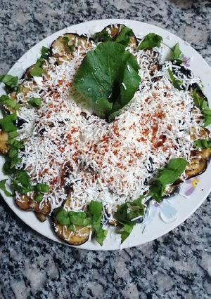 صورة لوصفة سلطة باذنجان محدقه وسبايسي 😋