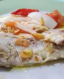 Besugo al horno con cebolla y tomate