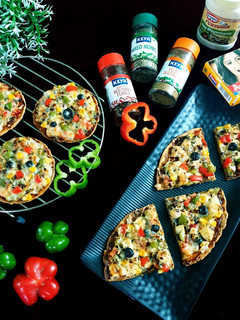 વેજ મેયોનીઝ ભાખરી પીઝા (Veg mayonnaise Bhakhri pizza recipe Guj) રેસીપી મુખ્ય ફોટો