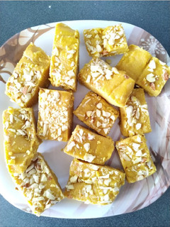 बेसन की बर्फी (Besan ki burfi recipe in Hindi) रेसिपी मुख्य फोटो