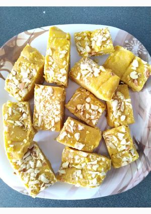 बेसन की बर्फी (Besan ki burfi recipe in Hindi) रेसिपी मुख्य फोटो