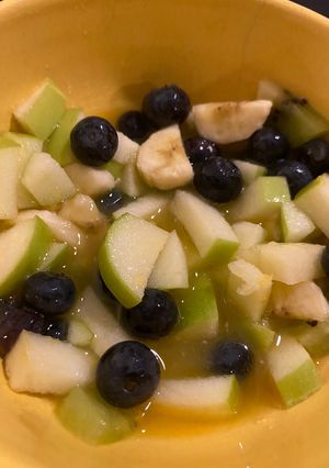 Una foto de Ensalada de frutas 🍊🍏🍌🫐