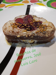 Una foto de Torrijas rellenas de leche de coco, polen y pétalos de amapola
