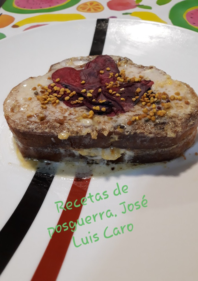 Una foto de Torrijas rellenas de leche de coco, polen y pétalos de amapola