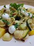 Ensalada de pasta con calabacín y tomates deshidratados